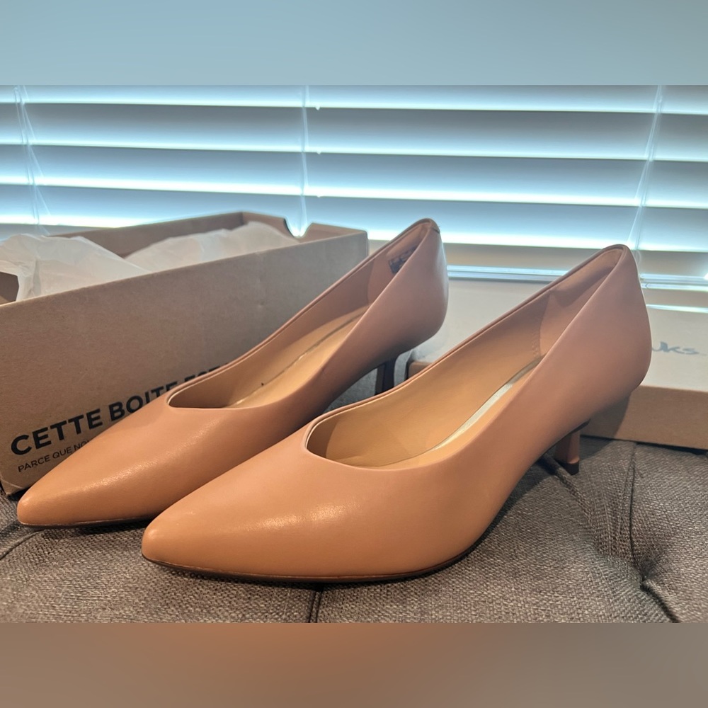Clarks kitten heels Beige NWT